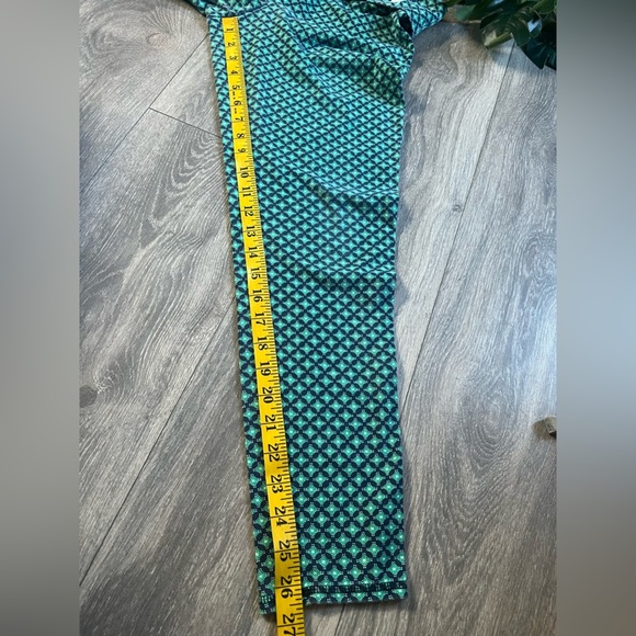 Abercrombie & Fitch Blue & Green Patterned Yoga Leggings. Size L - Picture 10 of 10